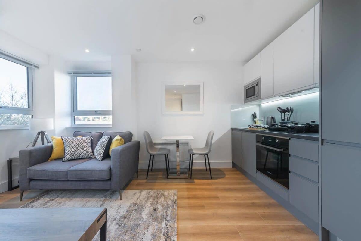 Modern Studio Apartment In East Grinstead Exterior photo