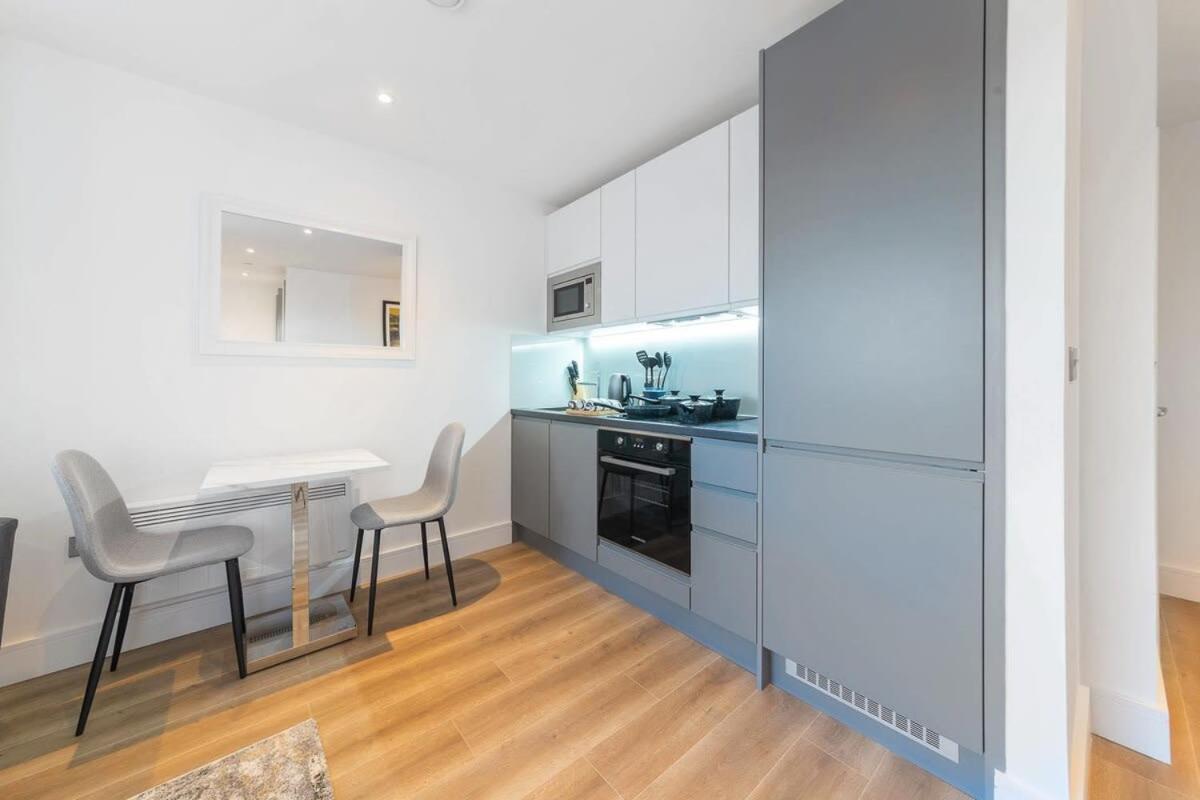 Modern Studio Apartment In East Grinstead Exterior photo