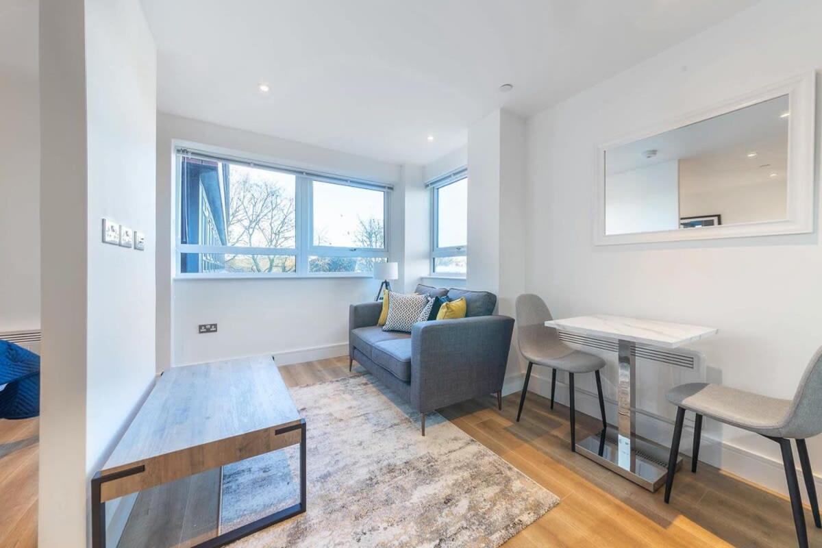 Modern Studio Apartment In East Grinstead Exterior photo
